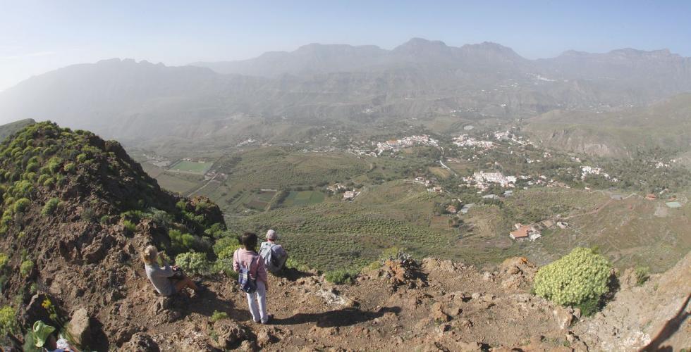 Utsikt ned mot landsbyer på vandringstur i fjellet på Gran Canaria.